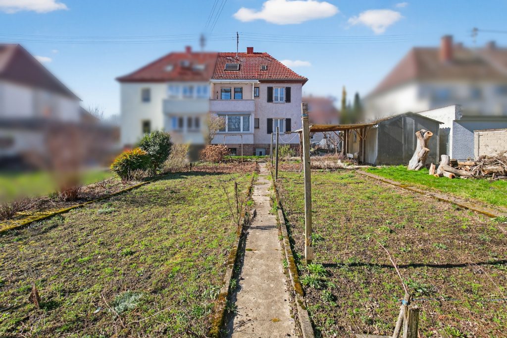 HUST Immobilien GmbH & Co. KG - Immobilienangebot - Karlsruhe / Durlach - Alle - Sanierungsbedürftige Doppelhaushälfte mit großem Grundstück in Karlsruhe-Durlach