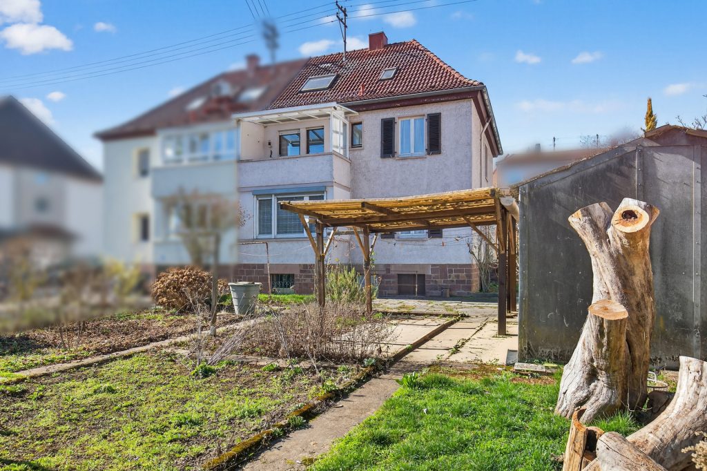HUST Immobilien GmbH & Co. KG - Immobilienangebot - Karlsruhe / Durlach - Alle - Sanierungsbedürftige Doppelhaushälfte mit großem Grundstück in Karlsruhe-Durlach