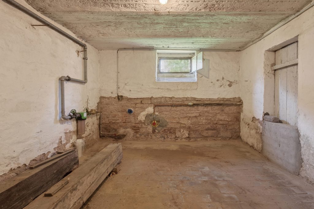 HUST Immobilien GmbH & Co. KG - Immobilienangebot - Karlsruhe / Durlach - Alle - Sanierungsbedürftige Doppelhaushälfte mit großem Grundstück in Karlsruhe-Durlach
