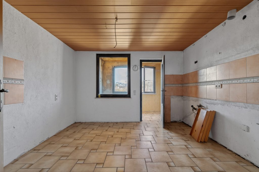 HUST Immobilien GmbH & Co. KG - Immobilienangebot - Karlsbad / Auerbach - Alle - Kernsanierungsbedürftiges Wohnhaus mit Scheune und Ausbaupotenzial in Karlsbad-Auerbach