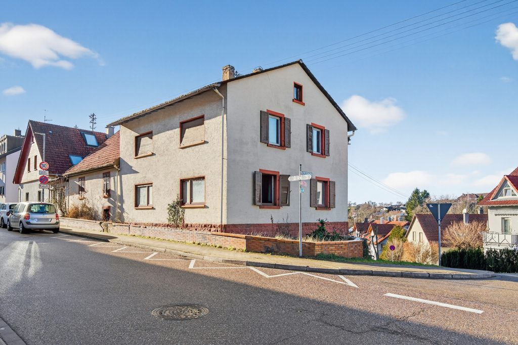 HUST Immobilien GmbH & Co. KG - Immobilienangebot - Karlsbad / Auerbach - Alle - Kernsanierungsbedürftiges Wohnhaus mit Scheune und Ausbaupotenzial in Karlsbad-Auerbach