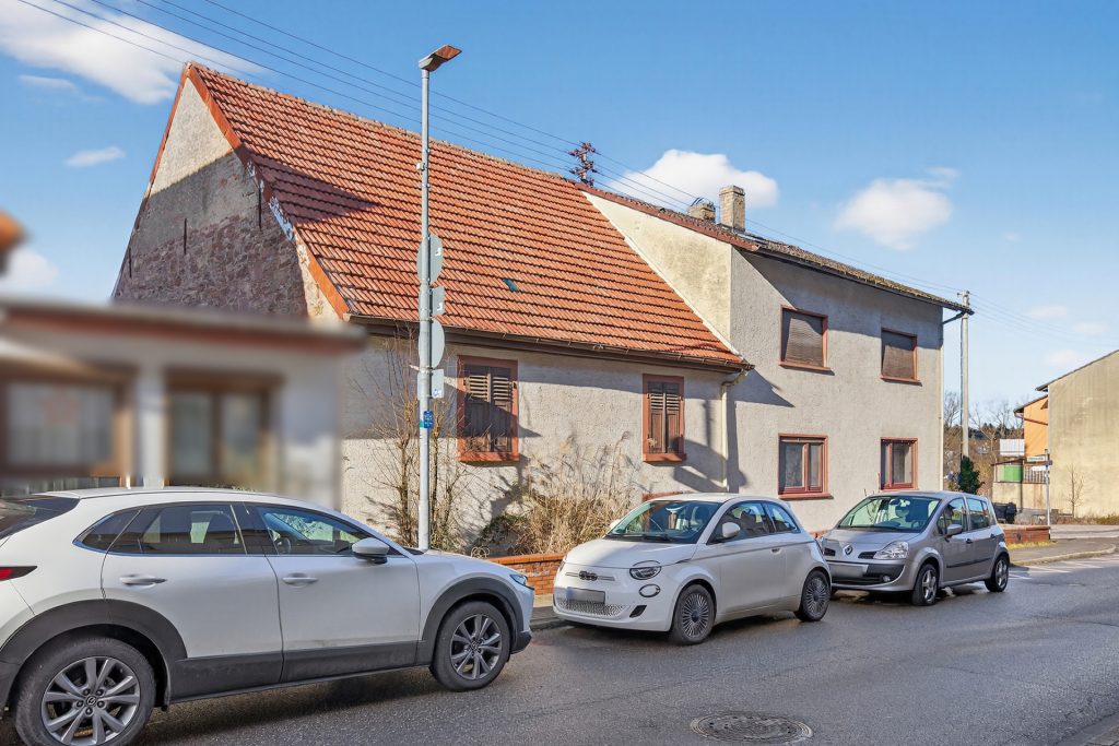 HUST Immobilien GmbH & Co. KG - Immobilienangebot - Karlsbad / Auerbach - Alle - Kernsanierungsbedürftiges Wohnhaus mit Scheune und Ausbaupotenzial in Karlsbad-Auerbach