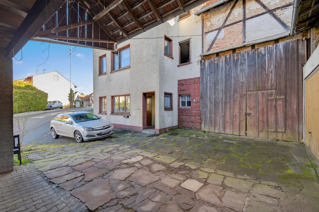 HUST Immobilien GmbH & Co. KG - Immobilienangebot - Karlsbad / Auerbach - Alle - Kernsanierungsbedürftiges Wohnhaus mit Scheune und Ausbaupotenzial in Karlsbad-Auerbach