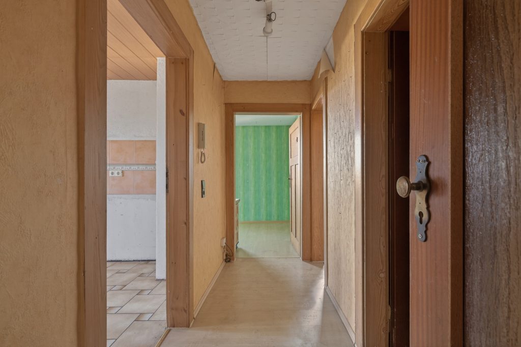 HUST Immobilien GmbH & Co. KG - Immobilienangebot - Karlsbad / Auerbach - Alle - Kernsanierungsbedürftiges Wohnhaus mit Scheune und Ausbaupotenzial in Karlsbad-Auerbach
