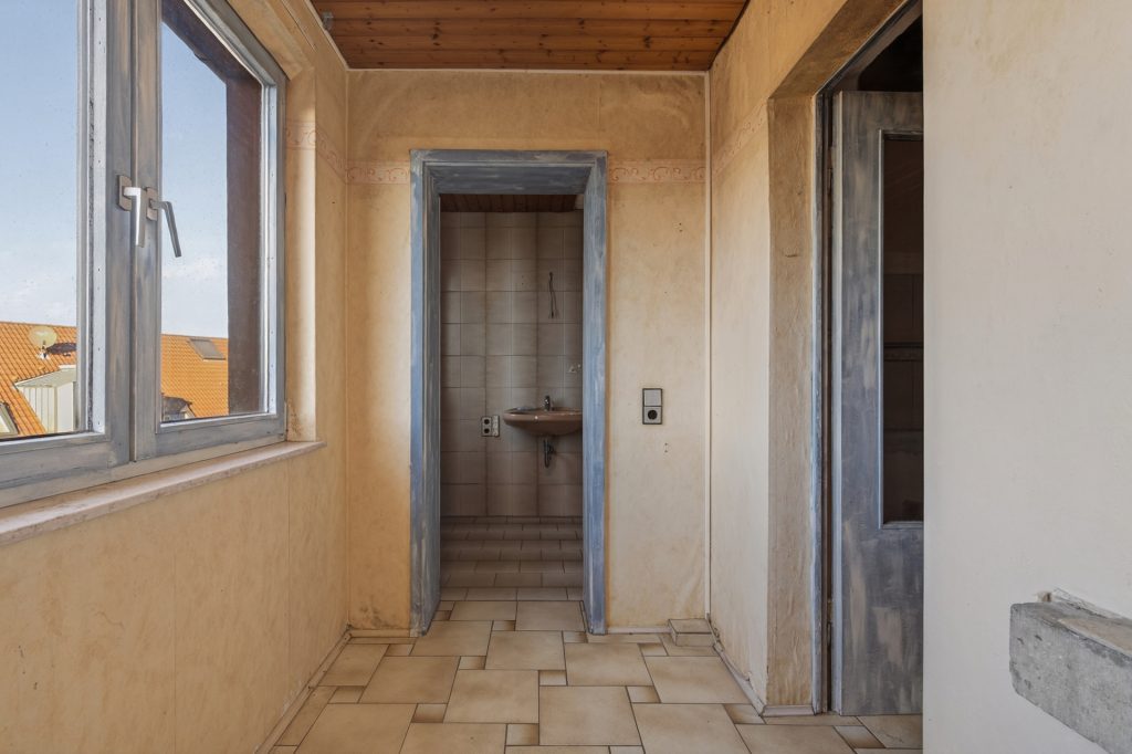 HUST Immobilien GmbH & Co. KG - Immobilienangebot - Karlsbad / Auerbach - Alle - Kernsanierungsbedürftiges Wohnhaus mit Scheune und Ausbaupotenzial in Karlsbad-Auerbach