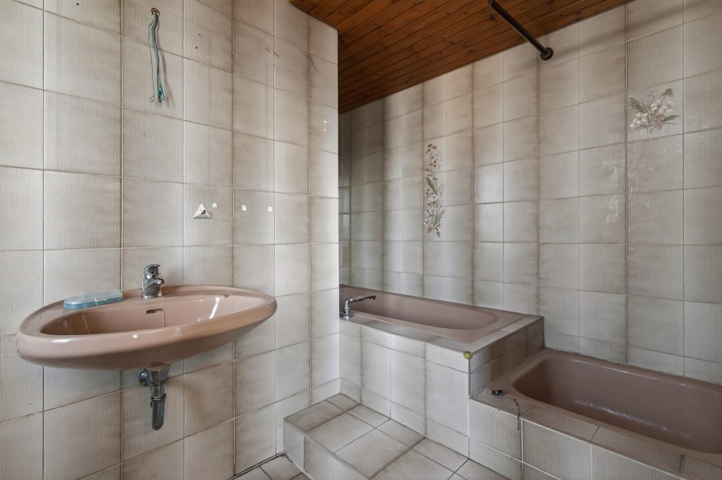 HUST Immobilien GmbH & Co. KG - Immobilienangebot - Karlsbad / Auerbach - Alle - Kernsanierungsbedürftiges Wohnhaus mit Scheune und Ausbaupotenzial in Karlsbad-Auerbach