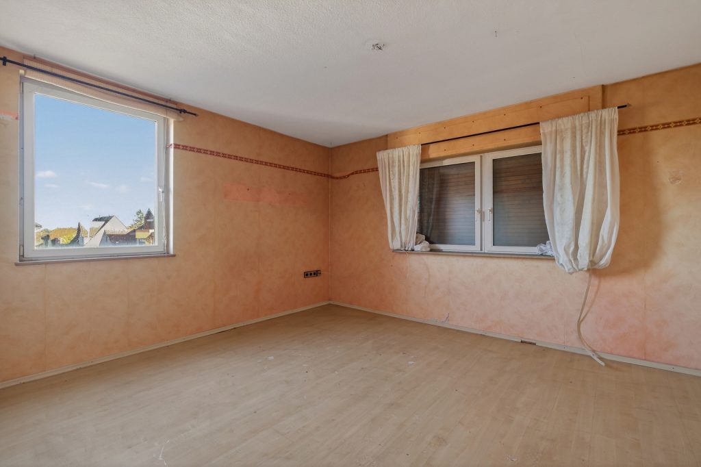 HUST Immobilien GmbH & Co. KG - Immobilienangebot - Karlsbad / Auerbach - Alle - Kernsanierungsbedürftiges Wohnhaus mit Scheune und Ausbaupotenzial in Karlsbad-Auerbach