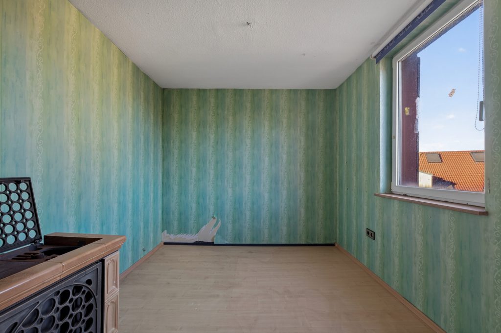 HUST Immobilien GmbH & Co. KG - Immobilienangebot - Karlsbad / Auerbach - Alle - Kernsanierungsbedürftiges Wohnhaus mit Scheune und Ausbaupotenzial in Karlsbad-Auerbach