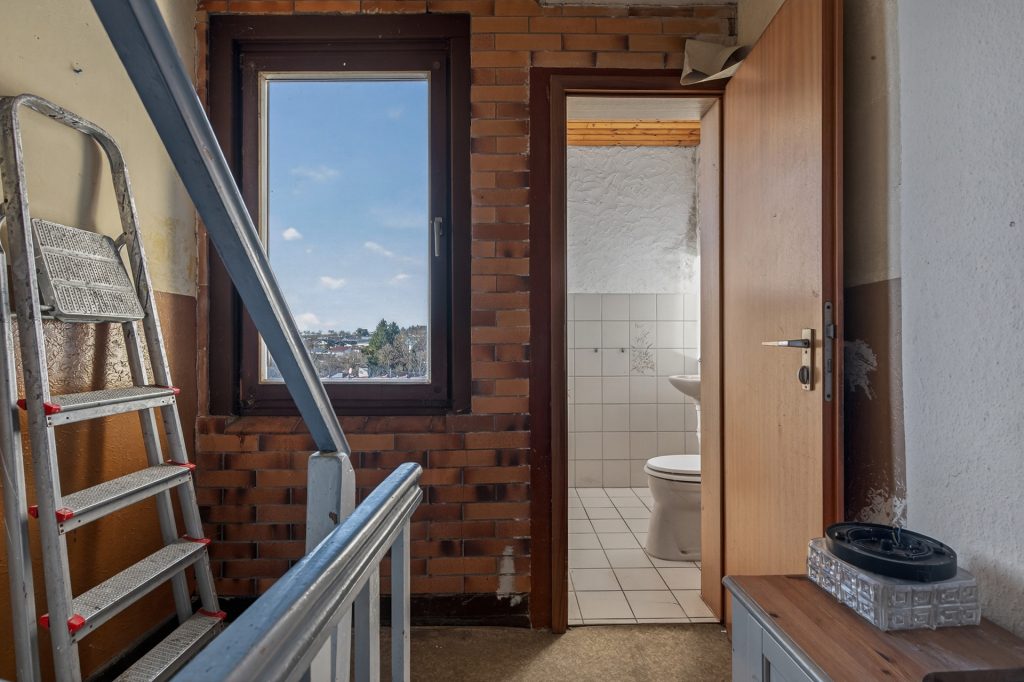 HUST Immobilien GmbH & Co. KG - Immobilienangebot - Karlsbad / Auerbach - Alle - Kernsanierungsbedürftiges Wohnhaus mit Scheune und Ausbaupotenzial in Karlsbad-Auerbach