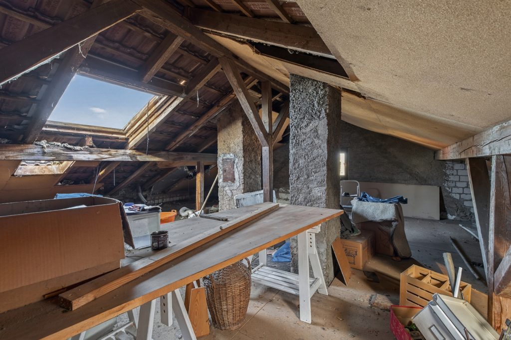 HUST Immobilien GmbH & Co. KG - Immobilienangebot - Karlsbad / Auerbach - Alle - Kernsanierungsbedürftiges Wohnhaus mit Scheune und Ausbaupotenzial in Karlsbad-Auerbach