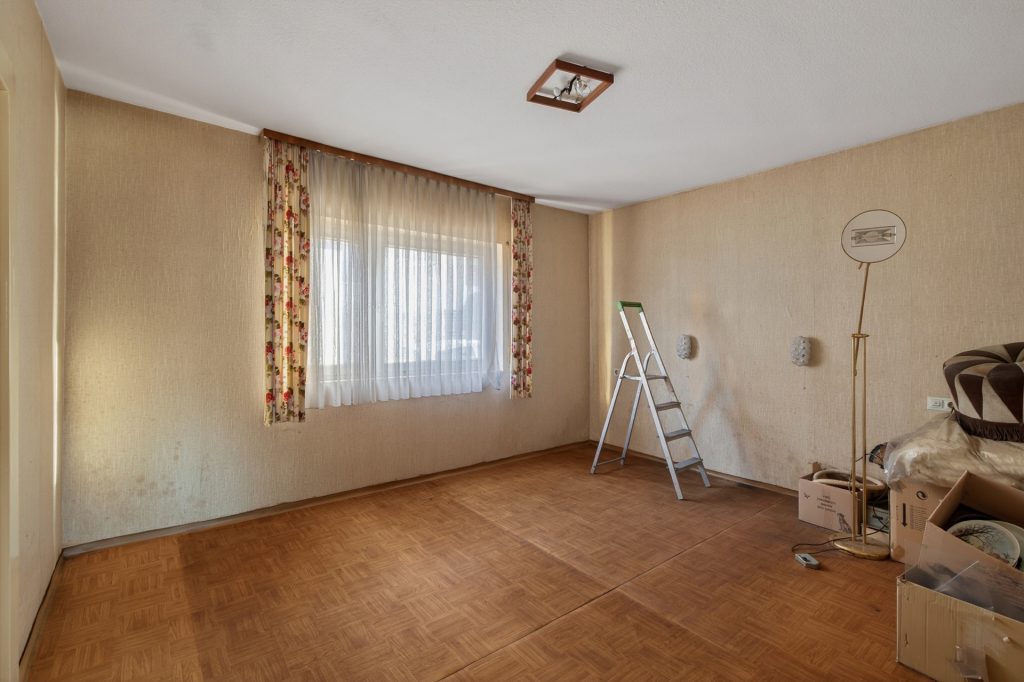 HUST Immobilien GmbH & Co. KG - Immobilienangebot - Karlsbad / Auerbach - Alle - Kernsanierungsbedürftiges Wohnhaus mit Scheune und Ausbaupotenzial in Karlsbad-Auerbach