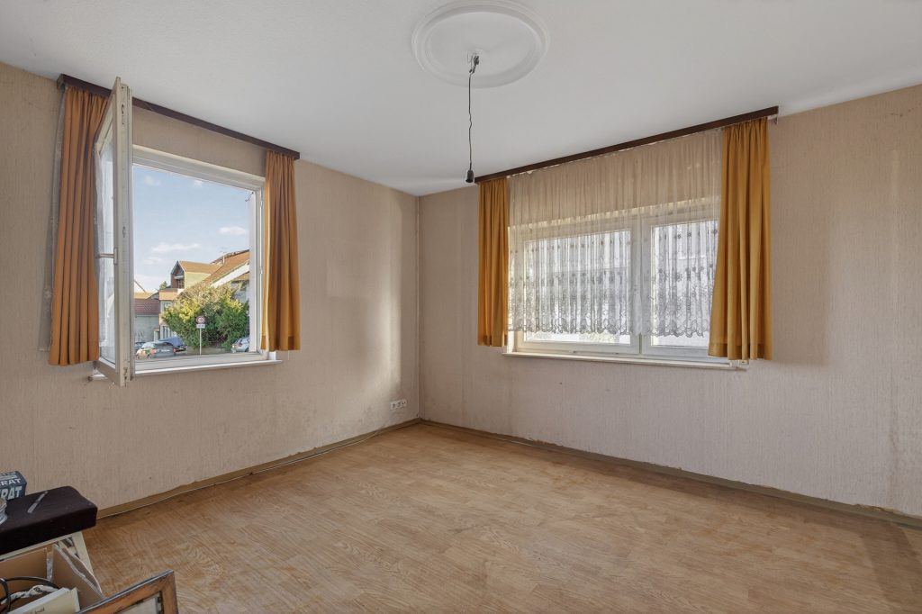 HUST Immobilien GmbH & Co. KG - Immobilienangebot - Karlsbad / Auerbach - Alle - Kernsanierungsbedürftiges Wohnhaus mit Scheune und Ausbaupotenzial in Karlsbad-Auerbach