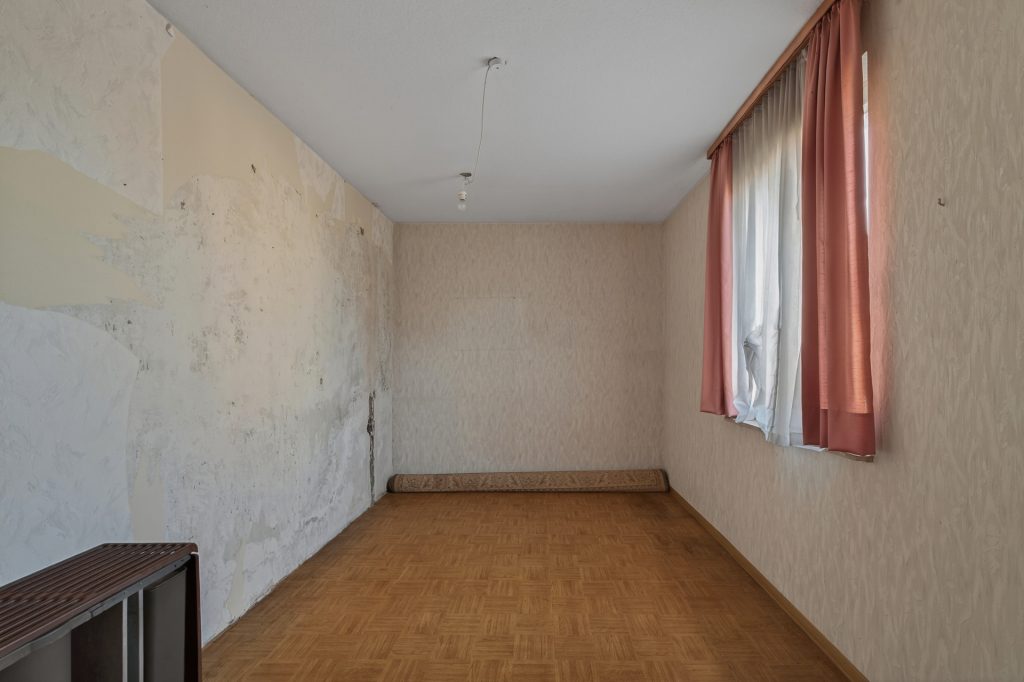 HUST Immobilien GmbH & Co. KG - Immobilienangebot - Karlsbad / Auerbach - Alle - Kernsanierungsbedürftiges Wohnhaus mit Scheune und Ausbaupotenzial in Karlsbad-Auerbach