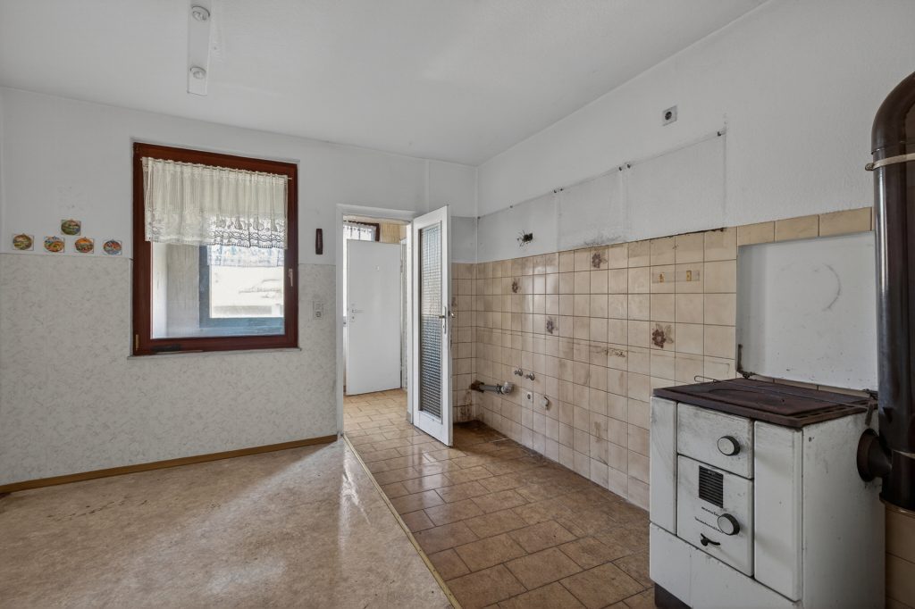 HUST Immobilien GmbH & Co. KG - Immobilienangebot - Karlsbad / Auerbach - Alle - Kernsanierungsbedürftiges Wohnhaus mit Scheune und Ausbaupotenzial in Karlsbad-Auerbach
