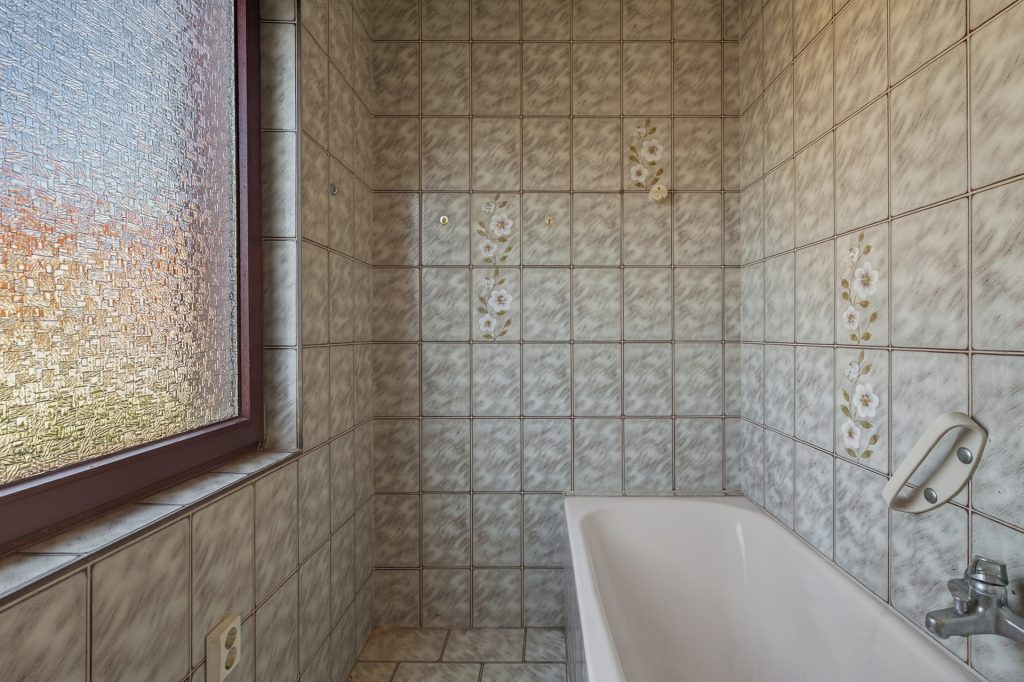 HUST Immobilien GmbH & Co. KG - Immobilienangebot - Karlsbad / Auerbach - Alle - Kernsanierungsbedürftiges Wohnhaus mit Scheune und Ausbaupotenzial in Karlsbad-Auerbach