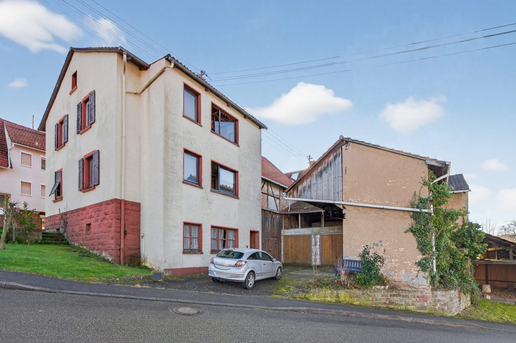 HUST Immobilien GmbH & Co. KG - Immobilienangebot - Karlsbad / Auerbach - Alle - Kernsanierungsbedürftiges Wohnhaus mit Scheune und Ausbaupotenzial in Karlsbad-Auerbach