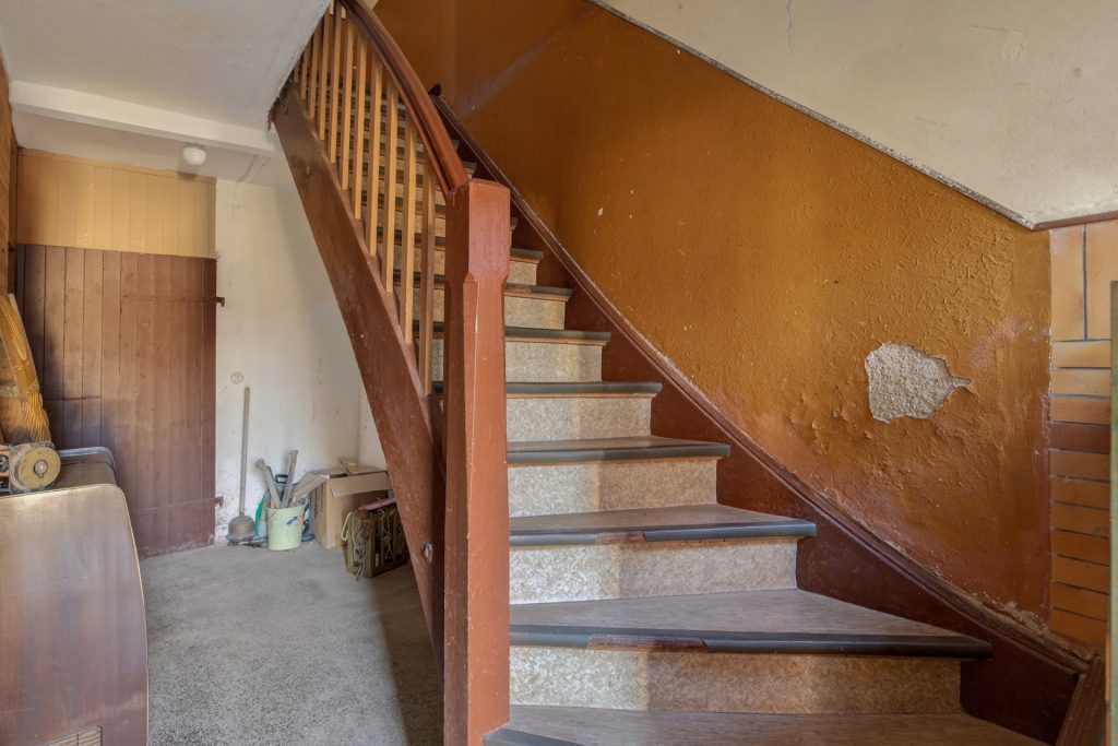 HUST Immobilien GmbH & Co. KG - Immobilienangebot - Karlsbad / Auerbach - Alle - Kernsanierungsbedürftiges Wohnhaus mit Scheune und Ausbaupotenzial in Karlsbad-Auerbach