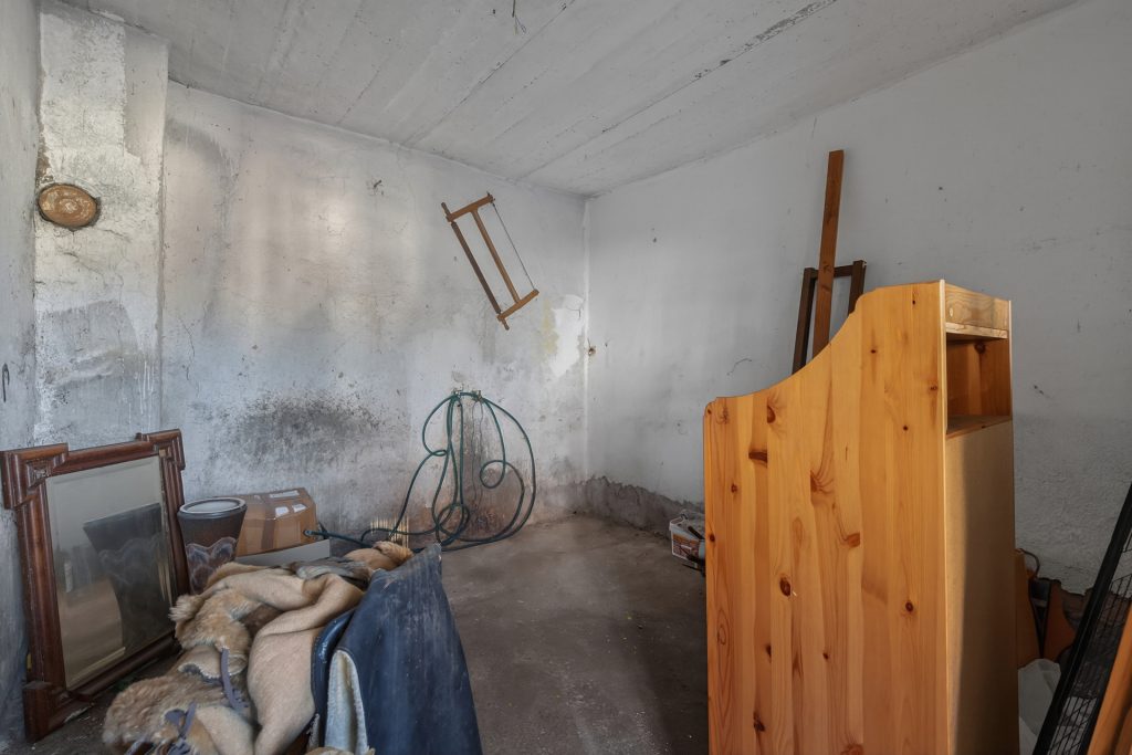 HUST Immobilien GmbH & Co. KG - Immobilienangebot - Karlsbad / Auerbach - Alle - Kernsanierungsbedürftiges Wohnhaus mit Scheune und Ausbaupotenzial in Karlsbad-Auerbach