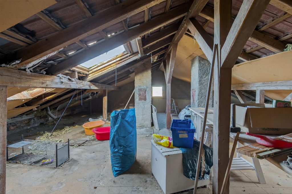 HUST Immobilien GmbH & Co. KG - Immobilienangebot - Karlsbad / Auerbach - Alle - Kernsanierungsbedürftiges Wohnhaus mit Scheune und Ausbaupotenzial in Karlsbad-Auerbach