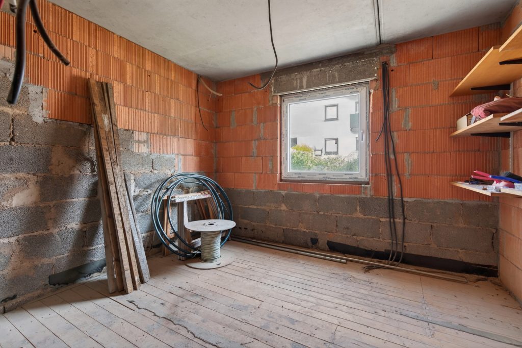 HUST Immobilien GmbH & Co. KG - Immobilienangebot - Karlsruhe / Wolfartsweier - Alle - Wolfartsweier: 3-Familienhaus, teilweise im Rohbau – fertigstellen nach eigenen Vorstellungen