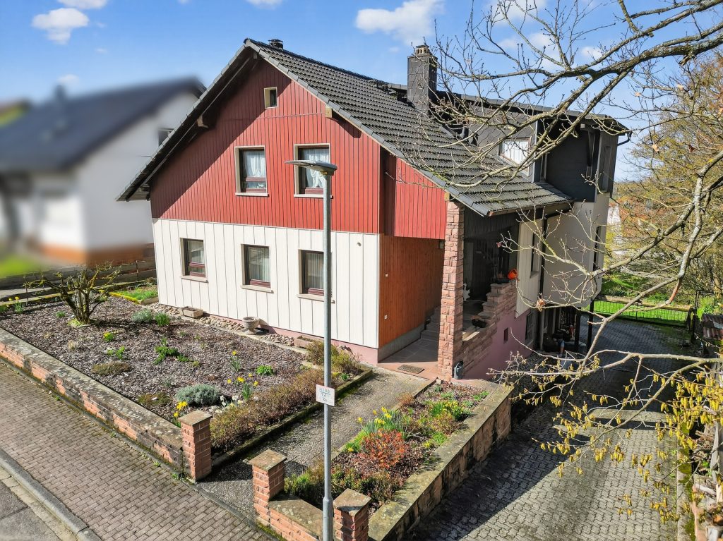 HUST Immobilien GmbH & Co. KG - Immobilienangebot - Malsch - Alle - Idyllisches Wohnen am Waldrand: Vielseitiges Mehrfamilienhaus auf 620 m² Grund