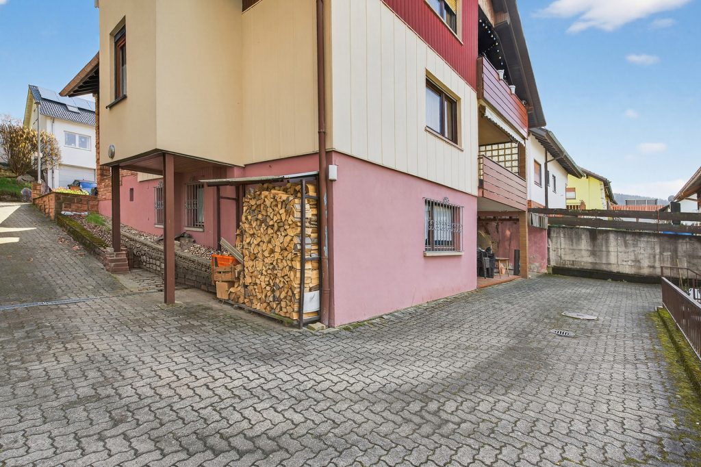 HUST Immobilien GmbH & Co. KG - Immobilienangebot - Malsch - Alle - Idyllisches Wohnen am Waldrand: Vielseitiges Mehrfamilienhaus auf 620 m² Grund