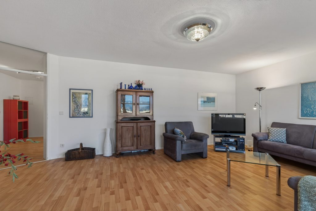 HUST Immobilien GmbH & Co. KG - Immobilienangebot - Ettlingen - Alle - Viel Raum zum Wohlfühlen – großzügige 2-Zimmer-Wohnung mit Loggia in Ettlingen