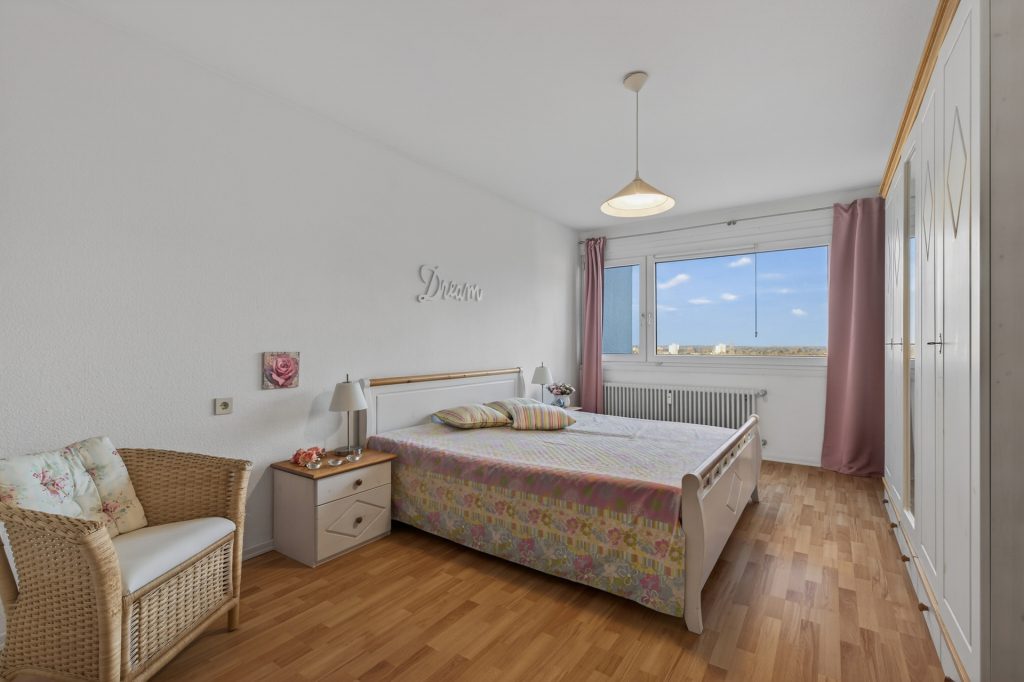 HUST Immobilien GmbH & Co. KG - Immobilienangebot - Ettlingen - Alle - Viel Raum zum Wohlfühlen – großzügige 2-Zimmer-Wohnung mit Loggia in Ettlingen