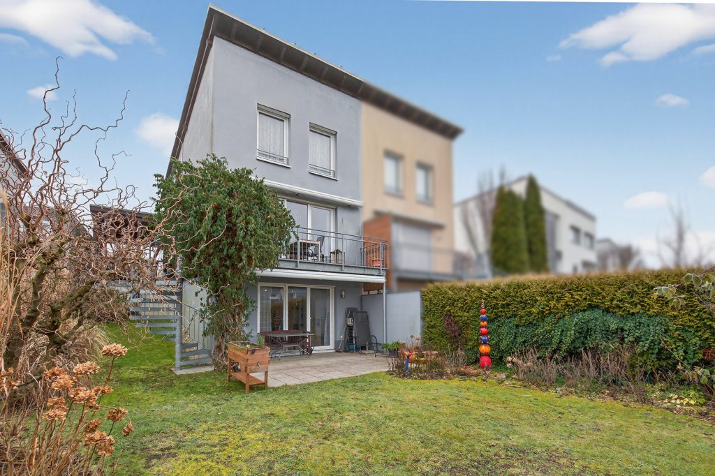 HUST Immobilien GmbH & Co. KG - Immobilienangebot - Karlsruhe - Alle - Einziehen und wohlfühlen! Gepflegte DHH mit Garten und Carport in KA-Hohenwettersbach