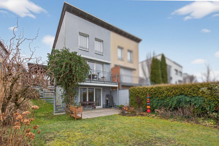 HUST Immobilien GmbH & Co. KG - Immobilienangebot - Karlsruhe - Alle - Einziehen und wohlfühlen! Gepflegte DHH mit Garten und Carport in KA-Hohenwettersbach