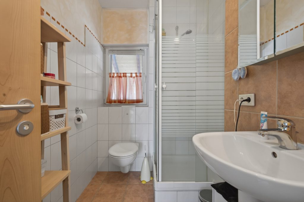 HUST Immobilien GmbH & Co. KG - Immobilienangebot - Linkenheim-Hochstetten - Alle - Mehrgenerationen oder Vermietung – Zweifamilienhaus mit Potenzial in Linkenheim-Hochstetten