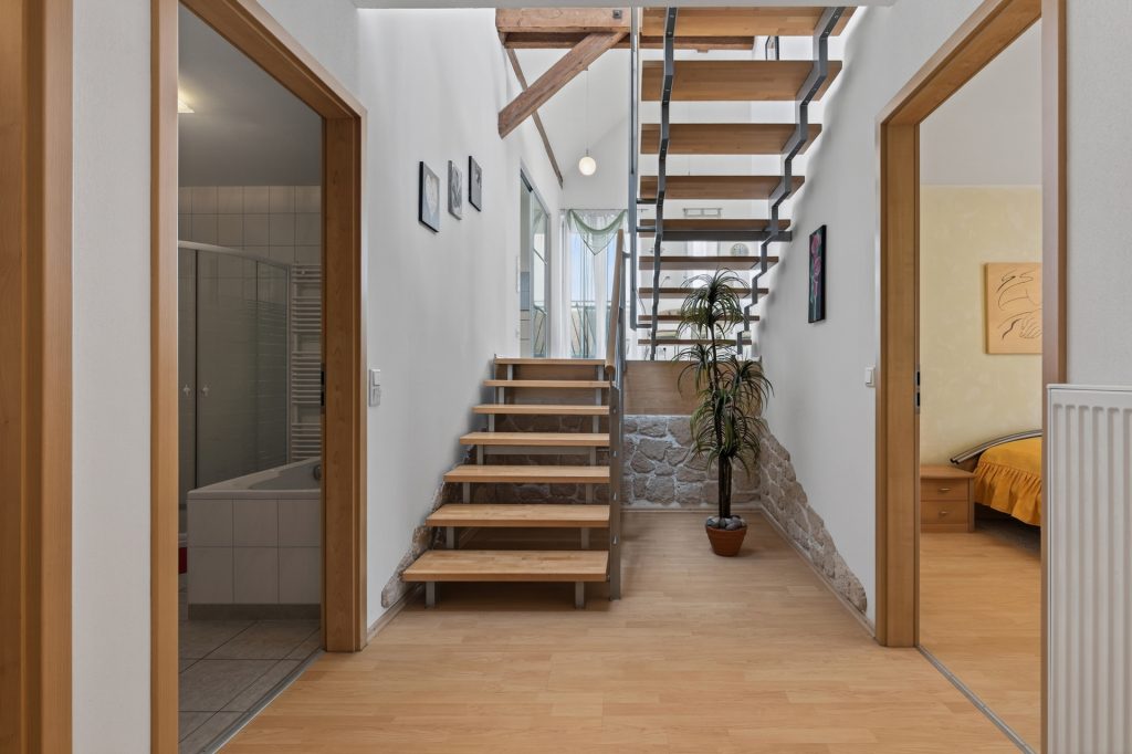 HUST Immobilien GmbH & Co. KG - Immobilienangebot - Linkenheim-Hochstetten - Alle - Mehrgenerationen oder Vermietung – Zweifamilienhaus mit Potenzial in Linkenheim-Hochstetten