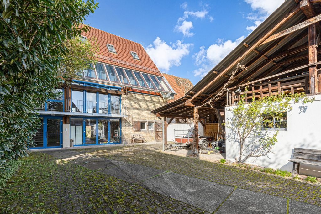 HUST Immobilien GmbH & Co. KG - Immobilienangebot - Stutensee / Friedrichstal - Alle - Architektonisches Unikat mit Geschichte, Gartenidylle und Zukunftspotenzial - Wohnen und Gewerbe