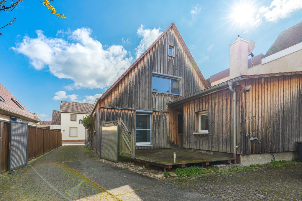 HUST Immobilien GmbH & Co. KG - Immobilienangebot - Stutensee / Friedrichstal - Alle - Architektonisches Unikat mit Geschichte, Gartenidylle und Zukunftspotenzial - Wohnen und Gewerbe