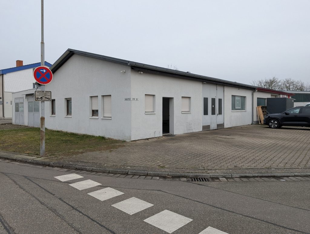 HUST Immobilien GmbH & Co. KG - Immobilienangebot - Ötigheim - Alle - Vielseitige Gewerbehalle mit Büroflächen, Stellplätzen und Glasfaseranschluss in Ötigheim