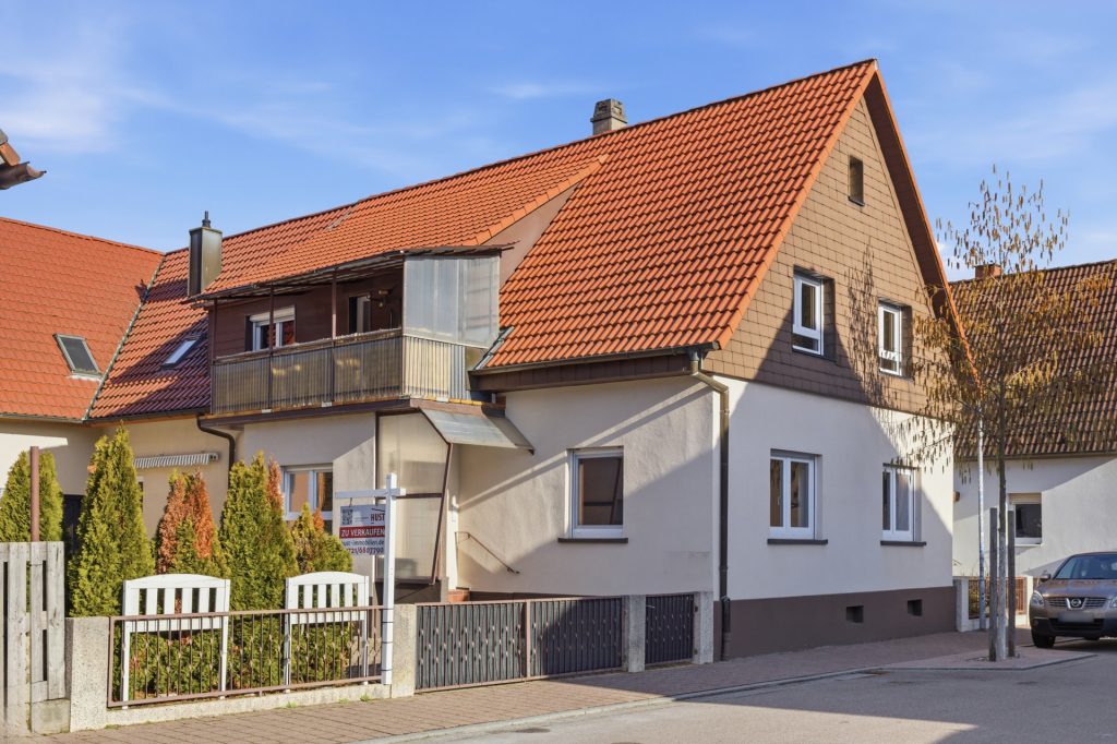 Außenbild HUST Immobilien GmbH & Co. KG - Immobilienangebot - Bietigheim - Alle - Vielseitiges 1-2-Familienhaus mit Hof, kleinem Garten und großer Doppelgarage