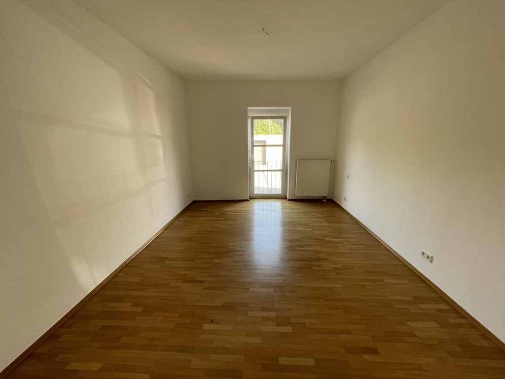HUST Immobilien GmbH & Co. KG - Immobilienangebot - Karlsruhe / Daxlanden - Alle - Wohnen im Grünen: EG-Wohnung mit großer Wohn-Essküche und Terrasse in Karlsruhe-Daxlanden