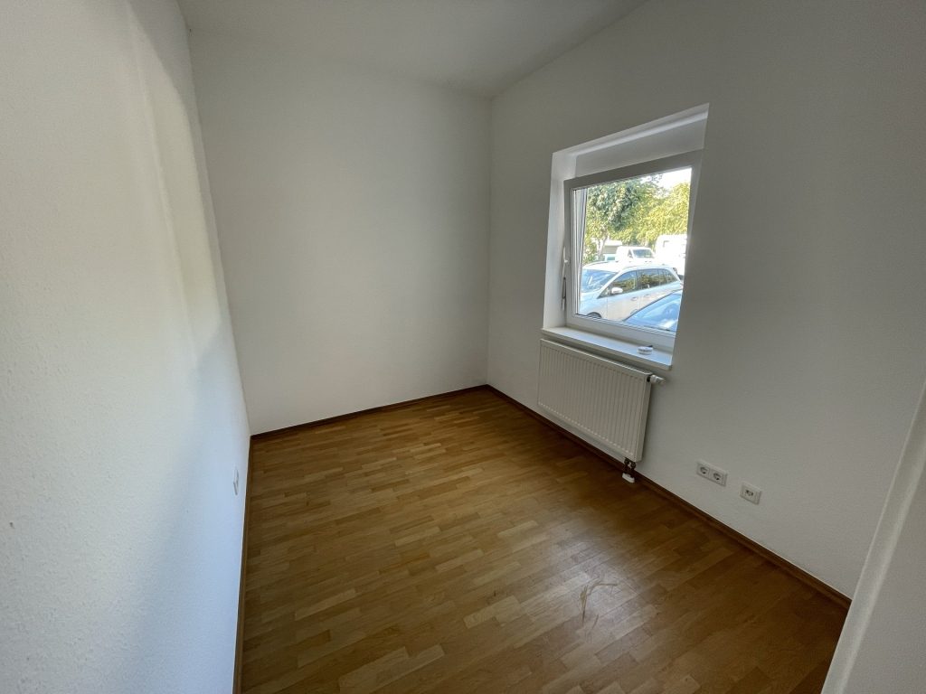 HUST Immobilien GmbH & Co. KG - Immobilienangebot - Karlsruhe / Daxlanden - Alle - Wohnen im Grünen: EG-Wohnung mit großer Wohn-Essküche und Terrasse in Karlsruhe-Daxlanden