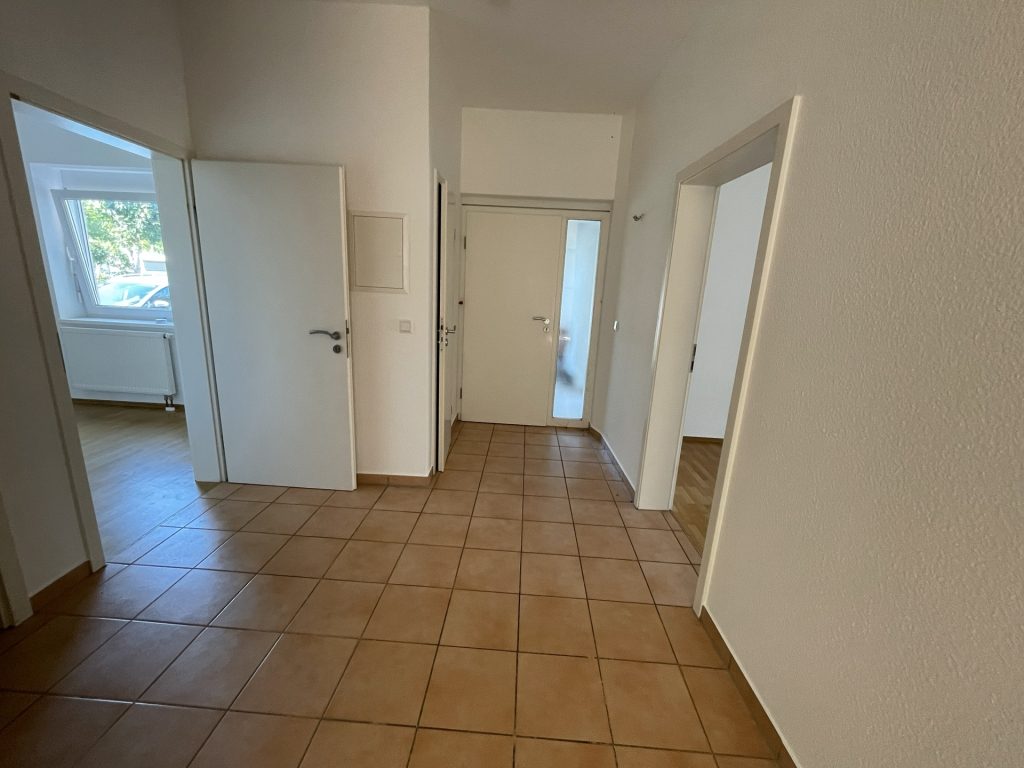 HUST Immobilien GmbH & Co. KG - Immobilienangebot - Karlsruhe / Daxlanden - Alle - Wohnen im Grünen: EG-Wohnung mit großer Wohn-Essküche und Terrasse in Karlsruhe-Daxlanden