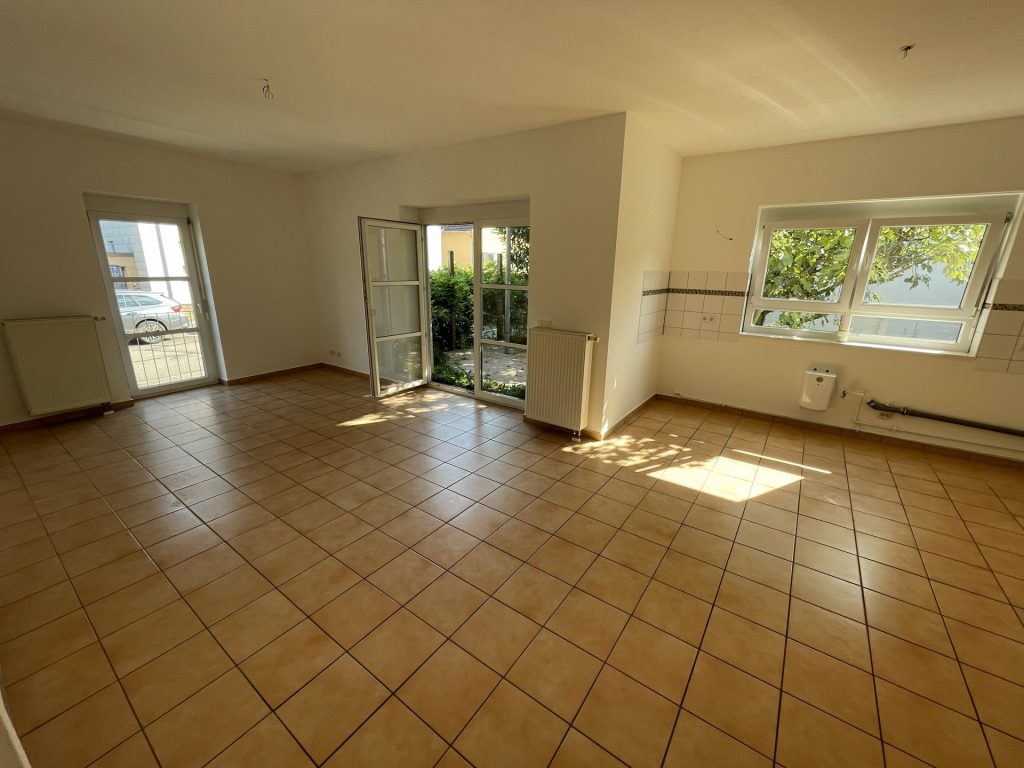 HUST Immobilien GmbH & Co. KG - Immobilienangebot - Karlsruhe / Daxlanden - Alle - Wohnen im Grünen: EG-Wohnung mit großer Wohn-Essküche und Terrasse in Karlsruhe-Daxlanden