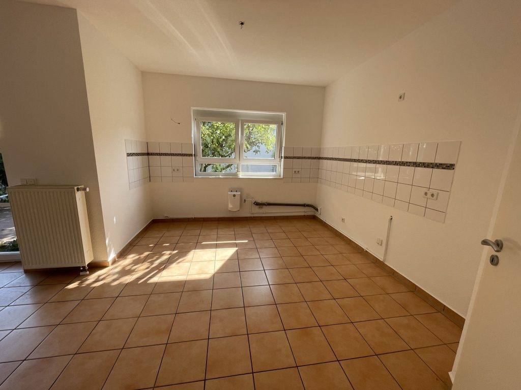 HUST Immobilien GmbH & Co. KG - Immobilienangebot - Karlsruhe / Daxlanden - Alle - Wohnen im Grünen: EG-Wohnung mit großer Wohn-Essküche und Terrasse in Karlsruhe-Daxlanden