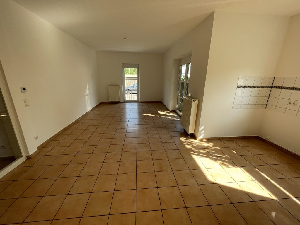 HUST Immobilien GmbH & Co. KG - Immobilienangebot - Karlsruhe / Daxlanden - Alle - Wohnen im Grünen: EG-Wohnung mit großer Wohn-Essküche und Terrasse in Karlsruhe-Daxlanden