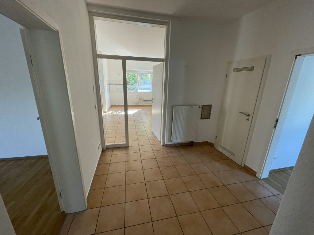 HUST Immobilien GmbH & Co. KG - Immobilienangebot - Karlsruhe / Daxlanden - Alle - Wohnen im Grünen: EG-Wohnung mit großer Wohn-Essküche und Terrasse in Karlsruhe-Daxlanden