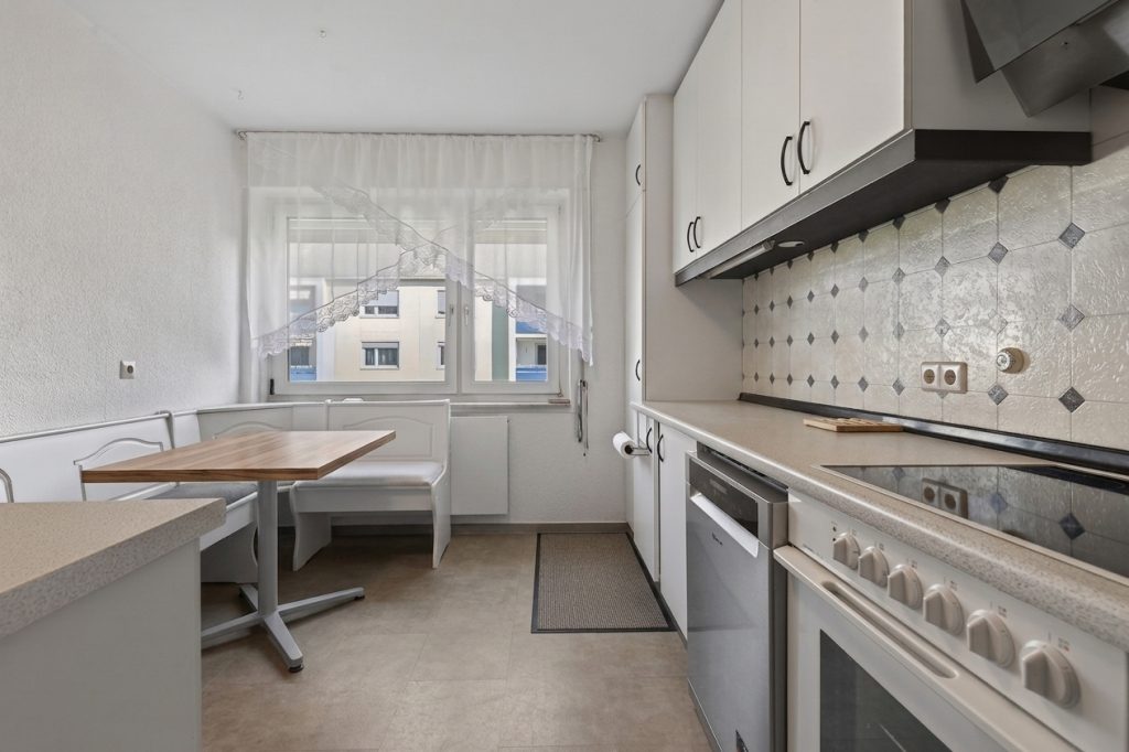 HUST Immobilien GmbH & Co. KG - Immobilienangebot - Ettlingen - Alle - Sofort bezugsfreie 3-Zimmer-Wohnung mit Südloggia und Außenstellplatz in Ettlingen-West