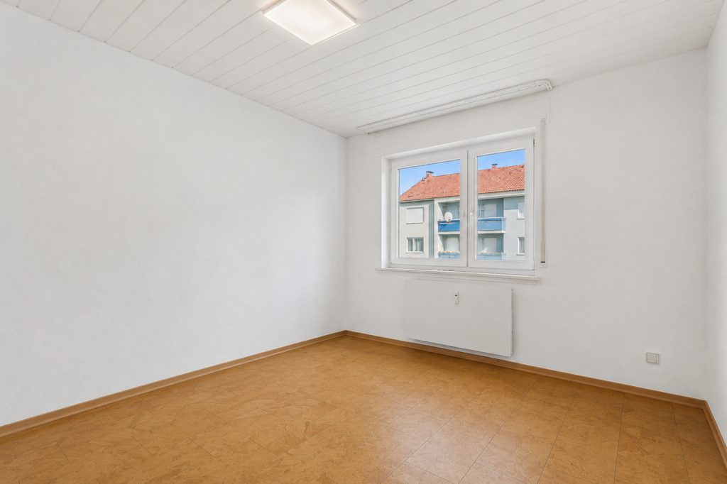 HUST Immobilien GmbH & Co. KG - Immobilienangebot - Ettlingen - Alle - Sofort bezugsfreie 3-Zimmer-Wohnung mit Südloggia und Außenstellplatz in Ettlingen-West