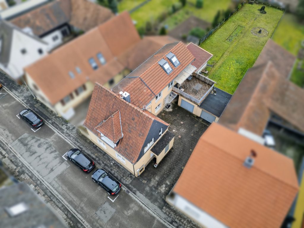 HUST Immobilien GmbH & Co. KG - Immobilienangebot - Jockgrim - Alle - Gepflegtes Zweifamilienhaus mit zwei Garagen und großem Grundstück