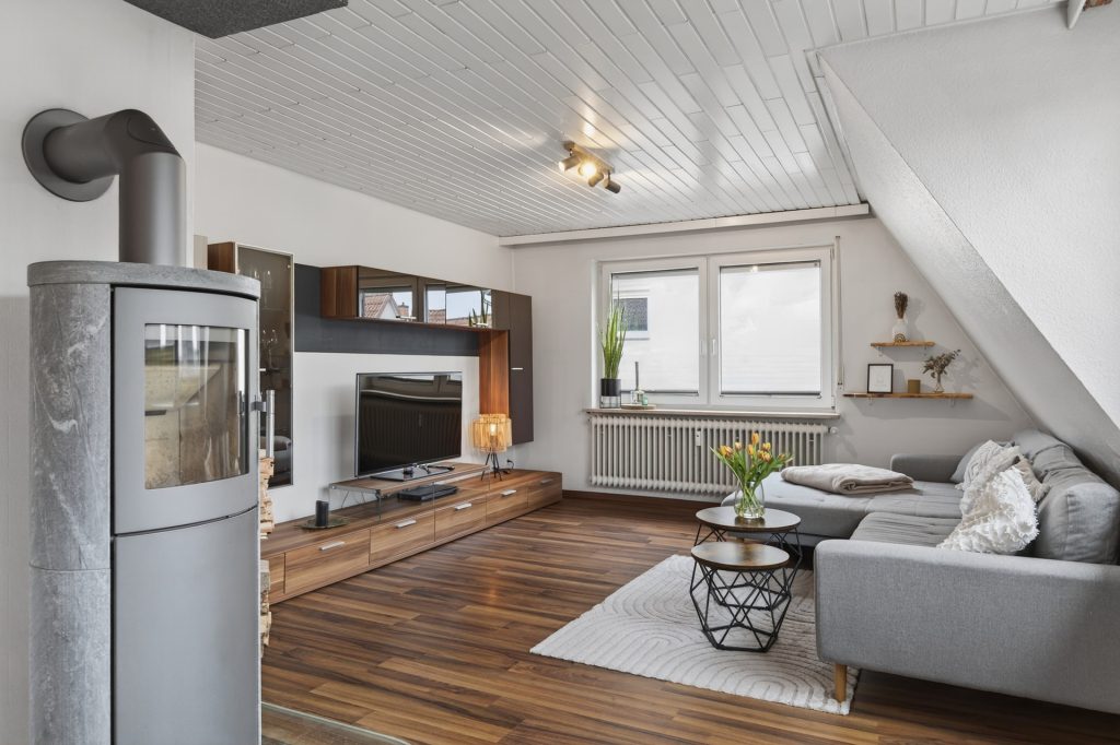 HUST Immobilien GmbH & Co. KG - Immobilienangebot - Jockgrim - Alle - Gepflegtes Zweifamilienhaus mit zwei Garagen und großem Grundstück