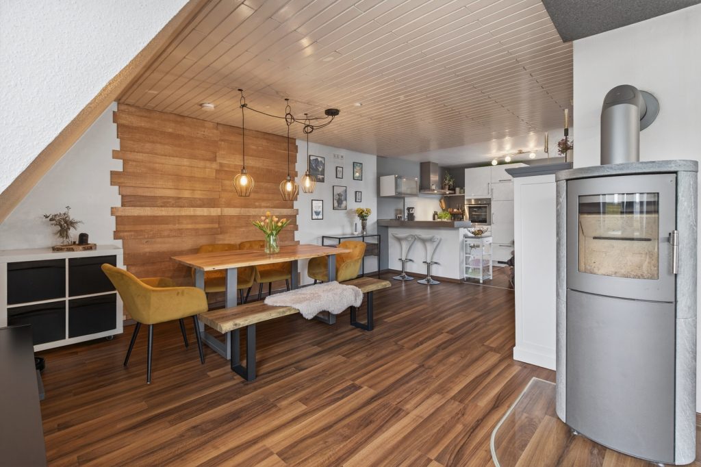 HUST Immobilien GmbH & Co. KG - Immobilienangebot - Jockgrim - Alle - Gepflegtes Zweifamilienhaus mit zwei Garagen und großem Grundstück