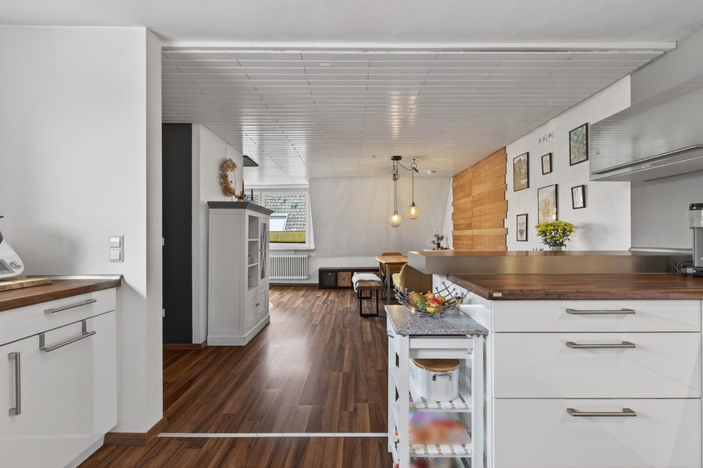 HUST Immobilien GmbH & Co. KG - Immobilienangebot - Jockgrim - Alle - Gepflegtes Zweifamilienhaus mit zwei Garagen und großem Grundstück