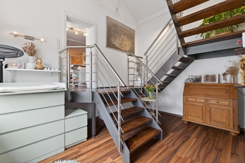 HUST Immobilien GmbH & Co. KG - Immobilienangebot - Jockgrim - Alle - Gepflegtes Zweifamilienhaus mit zwei Garagen und großem Grundstück
